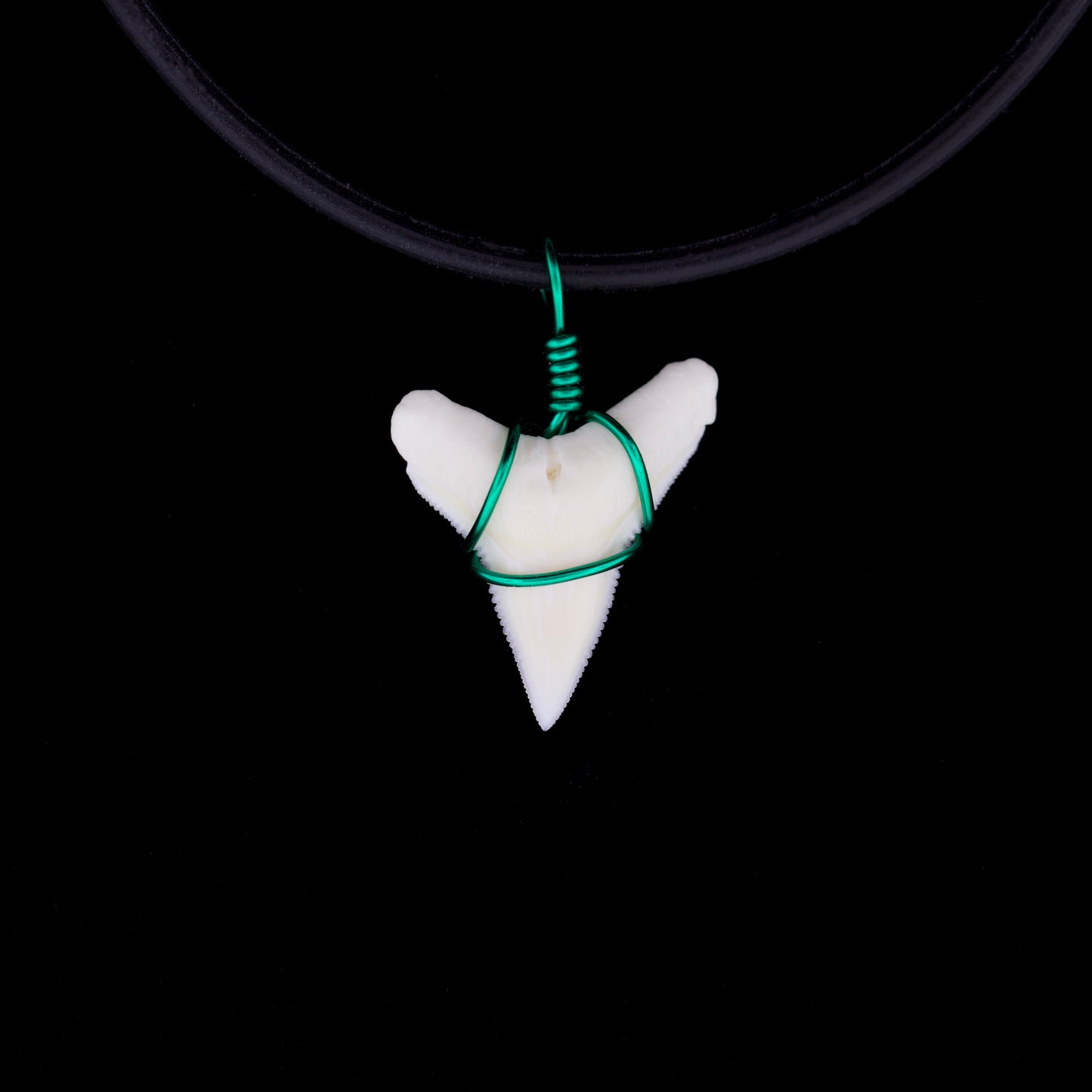 3/4" Modern Bull Shark Tooth Necklace – Color Wire, Silicone Cord